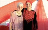 Vivian Silver (à gauche) et Amal Alsana-Alhjooj, lorsqu'elles travaillaient ensemble au début des années 2000, à l'AJEEC dans le Néguev, une organisation pour le changement social. (Crédit : Autorisation)
