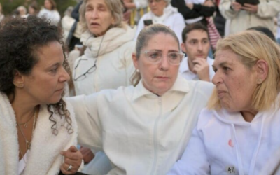 Niva Wenkert (à gauche), Michal Herzog et Simona Steinbrecher lors de la manifestation silencieuse de Shift 101, à Jérusalem, le 20 novembre 2024. (Crédit : Yadin Giladi/Mishmeret 101)