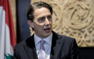 L'envoyé spécial américain Amos Hochstein s'adressant aux médias après sa rencontre avec le président du Parlement Nabih Berri, à Beyrouth, au Liban, le 20 novembre 2024. (Crédit : Bilal Hussein/AP)