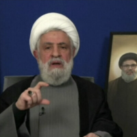 Le chef du Hezbollah, Naïm Qassem, prononçant un discours télévisé depuis un lieu non divulgué, sur une capture d’écran prise le 20 novembre 2024. (Crédit : Al-Manar/AFP)