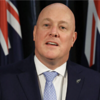 Le Premier ministre néo-zélandais Christopher Luxon s'adressant aux médias, au siège du gouvernement, à Wellington, le 13 juin 2024. (Crédit : Marty Melville/AFP)