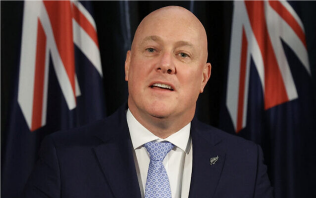 Le Premier ministre néo-zélandais Christopher Luxon s'adressant aux médias, au siège du gouvernement, à Wellington, le 13 juin 2024. (Crédit : Marty Melville/AFP)
