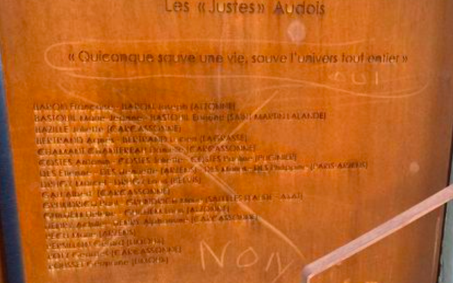 La stèle en hommage aux Justes audois, dégradée, à Carcassonne. (Crédit : Capture d'écran / X.com)