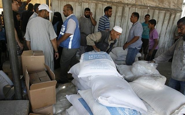 Des Palestiniens perçoivent de l'aide humanitaire dans un centre de distribution des Nations Unies (UNRWA) dans le camp de réfugiés de Rafah, dans le sud de la bande de Gaza, le 31 juillet 2014 (crédit photo : Abed Rahim Khatib/Flash90) Des Palestiniens perçoivent de l'aide humanitaire dans un centre de distribution des Nations Unies (UNRWA) dans le camp de réfugiés de Rafah, dans le sud de la bande de Gaza, le 31 juillet 2014 (crédit photo : Abed Rahim Khatib/Flash90)