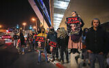 Des militants nationalistes protestent contre la clôture d’une enquête sur la mort d’Ahuvia Sandak, à l’entrée de Jérusalem, le 3 février 2022. (Noam Revkin/Flash90)