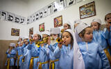 Des enfants ultra-orthodoxes dans une crèche du quartier de Mea Shearim, à Jérusalem, le 5 mars 2022. (Crédit : Yonatan Sindel/Flash90)