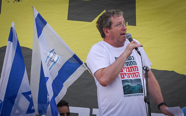 Le contre-amiral (res.) Ofer Doron  lors d'une manifestation contre le plan de refonte radicale du système judiciaire avancé par le gouvernement israélien, au carrefour de Goma, dans le nord d'Israël, le 12 août 2023. (Crédit : Ayal Margolin/Flash90)