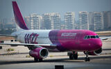 Un vol Wizz Air décollant de l'aéroport international Ben Gurion, le 22 juillet 2019. (Crédit : Moshe Shaï/Flash90)
