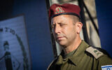 Le nouveau chef du Commandement du Centre de l'armée israélienne, le général de division Avi Bluth, assistant à une cérémonie de passation de pouvoirs, au siège du Commandement du Centre, à Jérusalem, le 8 juillet 2024. (Crédit : Oren Ben Hakoon/Flash90)