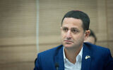 Le député Ohad Tal assiste à une réunion de la Commission des Affaires étrangères et de la défense à la Knesset à Jérusalem le 30 juillet 2024. (Crédit : Chaim Goldberg/Flash90)