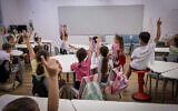 Illustration : Des élèves lors de la rentrée scolaire, à l'école Gabrieli Carmel, à Tel Aviv, le 1ᵉʳ septembre 2024. (Crédit : Avshalom Sassoni/Flash90)