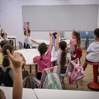 Illustration : Des élèves le jourr de la rentrée scolaire, à l'école Gabrieli Carmel de Tel Aviv, le 1er septembre 2024. (Crédit : Avshalom Sassoni/Flash90)