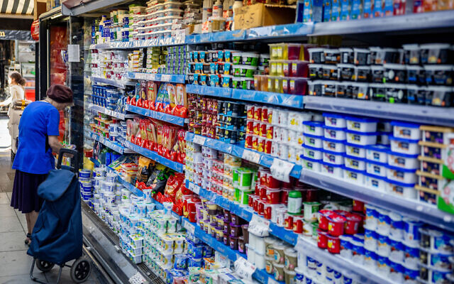 Des personnes faisant leurs courses dans un supermarché, au marché Mahaneh Yehuda, à Jérusalem, le 14 octobre 2024. (Crédit : Yonatan Sindel/Flash90)