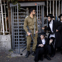 Photo d'illustration: Des Israéliens ultra-orthodoxes protestant contre le service militaire obligatoire, devant le centre de recrutement, à Jérusalem, le 31 octobre 2024. (Crédit : Chaïm Goldberg/Flash90)