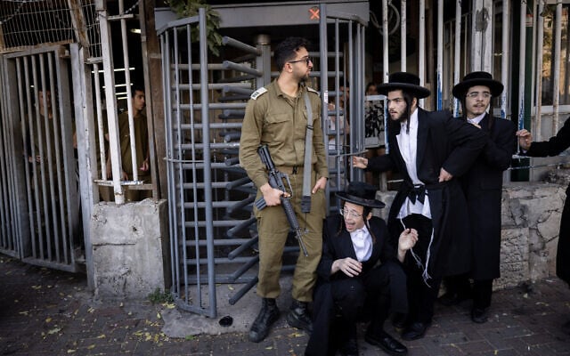 Photo d'illustration: Des Israéliens ultra-orthodoxes protestant contre le service militaire obligatoire, devant le centre de recrutement, à Jérusalem, le 31 octobre 2024. (Crédit : Chaïm Goldberg/Flash90)
