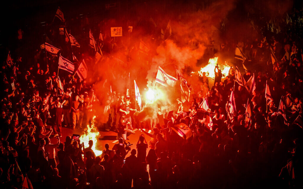 Des Israéliens bloquent l'autoroute Ayalon à Tel Aviv pour protester contre la décision du Premier ministre israélien Benjamin Netanyahu de limoger le ministre de la Défense Yoav Gallant, le 5 novembre 2024. (Crédit : Avshalom Sassoni/Flash90)