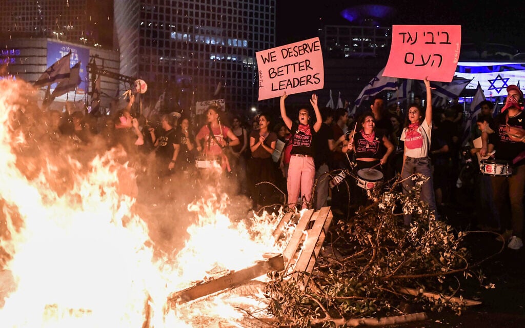 Des Israéliens bloquent l'autoroute Ayalon à Tel Aviv pour protester contre la décision du Premier ministre israélien Benjamin Netanyahu de limoger le ministre de la Défense Yoav Gallant, le 5 novembre 2024. (Crédit : Tomer Neuberg /Flash90)