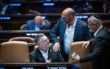 Le ministre Gideon Saar s'entretenant avec des députés lors d'une session plénière à la Knesset, le 6 novembre 2024. (Crédit : Yonatan Sindel/Flash90)