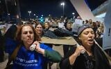 Des femmes religieuses manifestent en faveur de la conscription des juifs ultra-orthodoxes, à l’entrée de Jérusalem, le 11 novembre 2024. (Chaim Goldberg / Flash90)