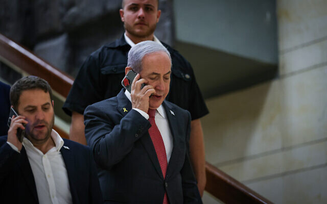 Le Premier ministre Benjamin Netanyahu devant son bureau, à la Knesset, le 11 novembre 2024. (Crédit : Chaïm Goldberg/ Flash90) Le Premier ministre Benjamin Netanyahu devant son bureau, à la Knesset, le 11 novembre 2024. (Crédit : Chaïm Goldberg/ Flash90)