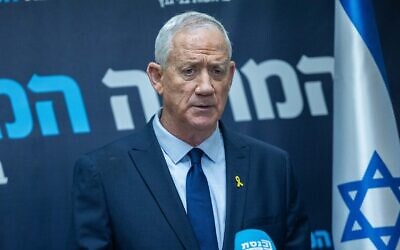 Le chef du parti HaMahane HaMamlahti   Benny Gantz, dirige une réunion de faction à la Knesset à Jérusalem, le 11 novembre 2024 (Crédit : Yonatan Sindel/Flash90).