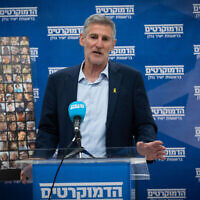 Le chef du parti Les Démocrates, Yaïr Golan, dirigeant une réunion de son parti à la Knesset, à Jérusalem, le 11 novembre 2024. (Crédit : Yonatan Sindel/Flash90)