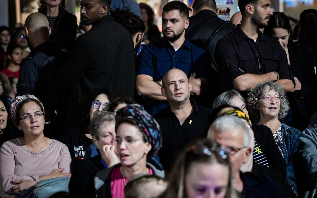 L'ancien Premier ministre Naftali Bennett participe à un rassemblement en faveur des otages détenus dans la bande de Gaza sur la place des Otages à Tel Aviv, le 12 novembre 2024. (Crédit : Avshalom Sassoni/Flash90)