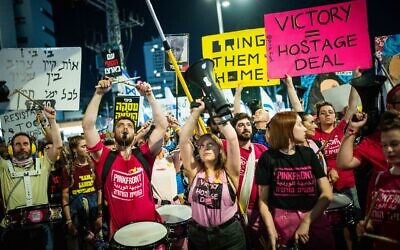 Des manifestants participant à un rassemblement d'otages devant les quartiers généraux de l'armée de la Kirya, à Tel Aviv, le 16 novembre 2024. (Crédit : Erik Marmor/Flash90)