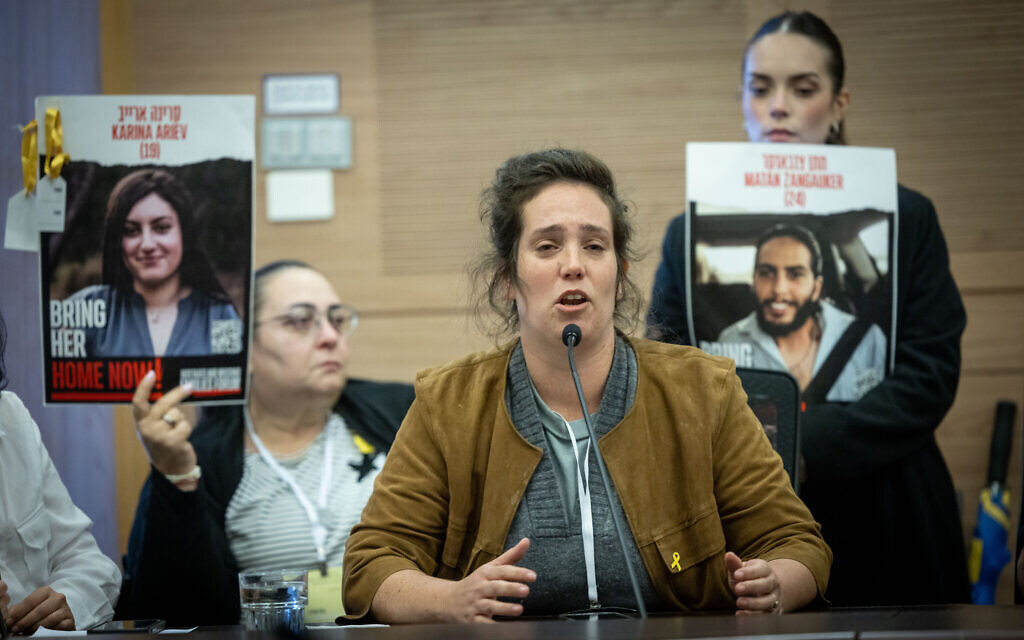 Des familles d'Israéliens retenus en otage dans la bande de Gaza assistent à une réunion de la commission des affaires étrangères et de la défense de la Knesset, le 19 novembre 2024. (Crédit : Chaim Goldbreg/Flash90)