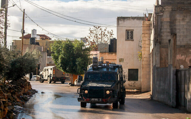 Les forces de sécurité israéliennes lors d'un raid dans le village de Salem, près de Naplouse, en Cisjordanie, le 19 novembre 2024. (Crédit : Nasser Ishtayeh/Flash90)