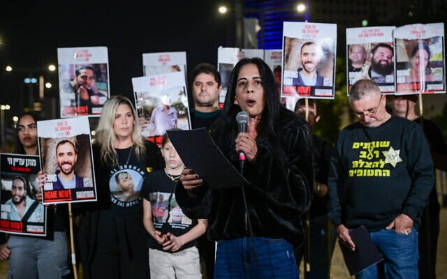 Einav Zangauker, dont le fils Matan Zangauker est retenu en otage par le Hamas à Gaza depuis le 7 octobre 2023, s'exprimant lors d'une conférence de presse, à Tel Aviv le 23 novembre 2024. (Crédit : Avshalom Sassoni/Flash90)