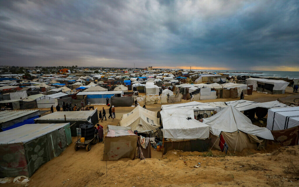 Des Palestiniens déplacés autour de leurs tentes dans le camp de Nuseirat, au centre de la bande de Gaza, le 25 novembre 2024. (Crédit : Ali Hassan/Flash90)