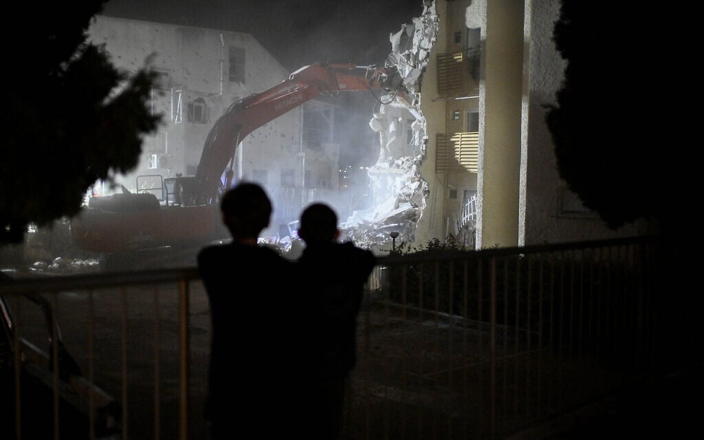 Un bulldozer détruit un bâtiment touché par une roquette tirée par le Hezbollah depuis le Liban, à Haïfa, le 25 novembre 2024. (Crédit : Flash90)