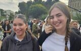 Yael Eshel (à droite), dont la sœur Roni a été tuée par des terroristes du Hamas à la base de Nahal Oz le 7 octobre 2023, et Yuval Marciano (à gauche), dont la sœur Noa a été enlevée et assassinée à Gaza en novembre 2023, se rencontrent à la base de recrutement de l'armée à Tel Hashomer, le 4 novembre 2024. (Capture d'écran, utilisée conformément à l'article 27a de la loi sur le droit d'auteur)