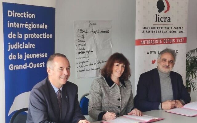 Photo prise lors du renouvellement du partenariat entre la Licra et le Département de la Protection Judiciaire de la Jeunesse, en présence de la directrice de la DPJJ Caroline Nisand (au milieu), du secrétaire général de la Licra Ari Sebag (à droite), et du général Eric Maury de l’ONaCVG (à gauche), le 22 octobre 2024. (Capture d'écarn X / Licra)