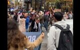 Photo circulant sur les réseaux sociaux montrant apparemment une franchisée de l'entreprise Café Second Cup en train de faire un salut nazi lors de la manifestation pro-palestinienne du 21 novembre 2024 à Montréal. (Capture d'écran X / @JoelCeausu)