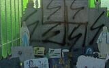 Tombe appartenant à une famille issue de la communauté des gens du voyage profanée avec des symboles « SS », découverte le 22 novembre 2024 à Côte-Saint-André. (Crédit : X / @Rafumab)