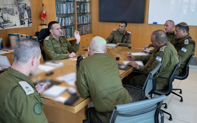 Le chef d'état-major de l'armée israélienne, le lieutenant-général Herzl Halevi (au centre), rencontrant des officiers supérieurs, le 4 novembre 2024. (Crédit : Armée israélienne) Le chef d'état-major de l'armée israélienne, le lieutenant-général Herzl Halevi (au centre), rencontrant des officiers supérieurs, le 4 novembre 2024. (Crédit : Armée israélienne)