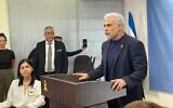 Illustration : Le chef de l'opposition Yaïr Lapid s'exprimant lors d'une réunion de sa faction Yesh Atid, à la Knesset, à Jérusalem, le 11 novembre 2024. (Crédit : Sam Sokol/Times of Israel)