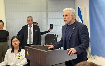 Illustration : Le chef de l'opposition Yaïr Lapid s'exprimant lors d'une réunion de sa faction Yesh Atid, à la Knesset, à Jérusalem, le 11 novembre 2024. (Crédit : Sam Sokol/Times of Israel)
