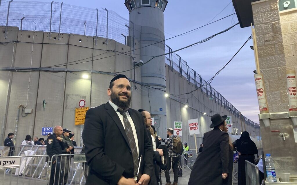 Le rabbin Daniel Deei, qui organise et soutient financièrement des études de Torah 24 heures sur 24, au Tombeau de Rachel, à Bethléem, le 11 novembre 2024. (Crédit : Mati Wagner/Times of Israel) Le rabbin Daniel Deei, qui organise et soutient financièrement des études de Torah 24 heures sur 24, au Tombeau de Rachel, à Bethléem, le 11 novembre 2024. (Crédit : Mati Wagner/Times of Israel)