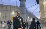 Le rabbin Daniel Deei, qui organise et soutient financièrement des études de Torah 24 heures sur 24, au Tombeau de Rachel, à Bethléem, le 11 novembre 2024. (Crédit : Mati Wagner/Times of Israel)