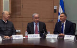 Le Premier ministre Benjamin Netanyahu, au centre, assiste à une réunion de la Commission des affaires étrangères et de la défense de la Knesset le 19 mars 2024. À gauche, le conseiller à la sécurité nationale, Tzachi Hanegbi, et à droite, le président de la commission, Yuli Edelstein. (Capture d'écran/GPO)