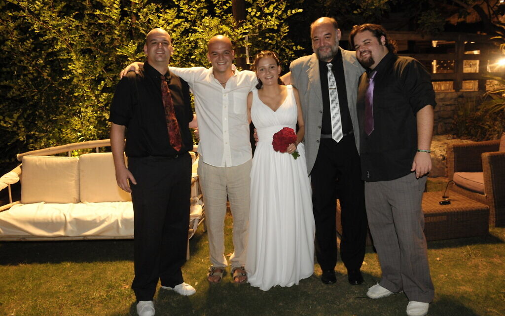La famille Horn, Yaïr Horn (à l'extrême gauche), Amos Horn et sa femme, Dalia Cusnir, le père Itzik Horn et Eitan Horn, des années avant que Yaïr et Eitan Horn ne soient pris en otage le 7 octobre 2023. (Crédit : Famille Horn)