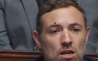 Le député insoumis Thomas Portes, lors d'une séance de questions au gouvernement à l'Assemblée nationale, le 30 octobre 2024. (Capture d'écran X / @J_Bardella / utilisée conformément à l'article 27a de la loi sur le droit d'auteur)