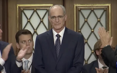 Yechiel Leiter, que le Premier ministre Benjamin Netanyahu a choisi comme prochain ambassadeur d'Israël aux Etats-Unis, applaudit pendant le discours de Netanyahu au Congrès américain, après que le Premier ministre a raconté l'histoire du fils de Leiter, qui est tombé au combat dans la bande de Gaza le 24 juillet 2024. (Crédit : Capture d'écran/YouTube ; utilisée conformément à l'article 27a de la loi sur les droits d'auteur)