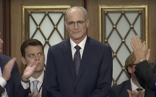 Yechiel Leiter, que le Premier ministre Benjamin Netanyahu a choisi comme prochain ambassadeur d'Israël aux Etats-Unis, applaudit pendant le discours de Netanyahu au Congrès américain, après que le Premier ministre a raconté l'histoire du fils de Leiter, qui est tombé au combat dans la bande de Gaza le 24 juillet 2024. (Crédit : Capture d'écran/YouTube ; utilisée conformément à l'article 27a de la loi sur les droits d'auteur) Yechiel Leiter, que le Premier ministre Benjamin Netanyahu a choisi comme prochain ambassadeur d'Israël aux Etats-Unis, applaudit pendant le discours de Netanyahu au Congrès américain, après que le Premier ministre a raconté l'histoire du fils de Leiter, qui est tombé au combat dans la bande de Gaza le 24 juillet 2024. (Crédit : Capture d'écran/YouTube ; utilisée conformément à l'article 27a de la loi sur les droits d'auteur)
