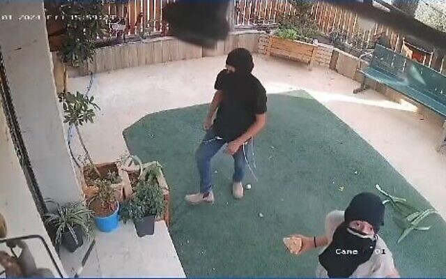 Des résidents d’implantations vandalisant une maison dans le village palestinien de Surif, sur des images publiées le 8 novembre 2024. (Crédit : Capture d'écran/X/Yesh Din) Des résidents d’implantations vandalisant une maison dans le village palestinien de Surif, sur des images publiées le 8 novembre 2024. (Crédit : Capture d'écran/X/Yesh Din)