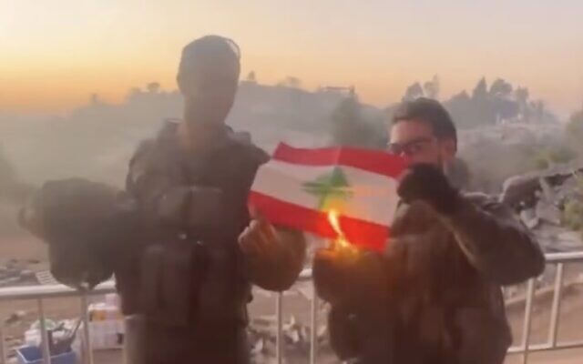 Des soldats israéliens brûlent un drapeau libanais dans une vidéo postée sur les réseaux sociaux le 8 novembre 2024. (Capture d'écran / X) Des soldats israéliens brûlent un drapeau libanais dans une vidéo postée sur les réseaux sociaux le 8 novembre 2024. (Capture d'écran / X)
