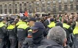 La police néerlandaise dispersant une manifestation anti-Israël organisée au mépris d'une interdiction temporaire des manifestations à la suite d'émeutes antisémites après un match de l'équipe israélienne de football à Amsterdam, le 10 novembre 2024. (Crédit : Capture d'écran/X ; utilisée conformément à l'article 27a de la loi sur le droit d'auteur)